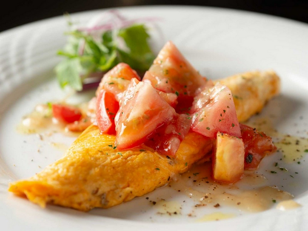 こだわりのレモン塩ダレで味わう『塩ダレトマトオムレツ』