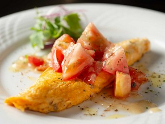こだわりのレモン塩ダレで味わう『塩ダレトマトオムレツ』