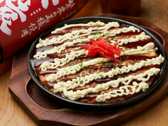 アツアツの鉄板で提供される、ふわふわ食感が魅力の『山芋のお好み焼き』