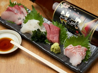 居酒屋といえばコレ！ 旬の魚介を取りそろえた『刺身4種盛』