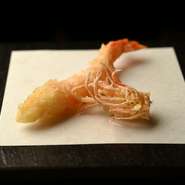 綿実油を使用して揚げた天ぷら。いくらでも食べられる軽い仕上がりが魅力です。車海老の旨さを満喫できます。