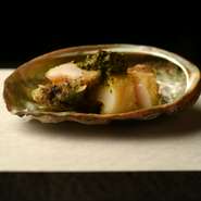 鮑が一番やわらかになる火の通り具合で揚げられた一品。このやわらかさは他では味わえないはず。肝のソースも味わい深いです。