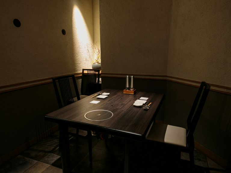 向かい合って腰掛け、お肉と美酒を食しながら語り合う一夜