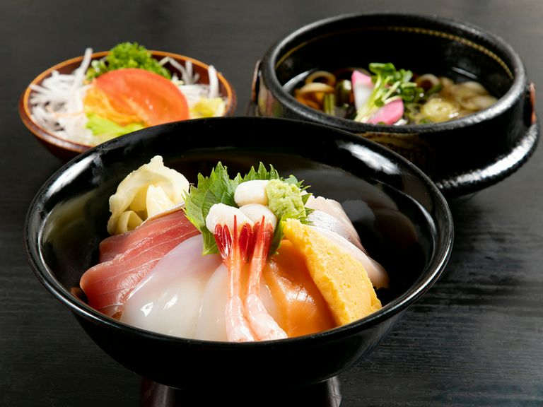 季節の海鮮がてんこ盛り!『海鮮丼セット(ミニうどん・ミニサラダ付き)』
