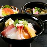 新潟卸内市場、または地元漁師から直送された新鮮な魚介をてんこ盛りにした海鮮丼。夏の時期にはマグロ、甘エビ、イカ、タコ、サーモン、ハマチ、穴子、帆立に貝柱などの約10種が使われています。