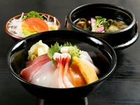 季節の海鮮がてんこ盛り!『海鮮丼セット(ミニうどん・ミニサラダ付き)』