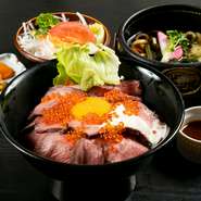 やわらかな食感の自家製ローストビーフが120g！　さらにたっぷりのいくらがのったボリューム満点の丼。基本のステーキソースの他に、ワサビや卵黄、ホワイトソースが添えてあり、味変も楽しめます。