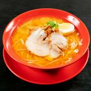 海老殻の有効利用目的でつくられた特製メニュー。海老の香りと濃厚な甘みいっぱいの白みそ仕立てのスープに、さらに特製の海老パウダー＆海老みそ香味油を加えて、すごすぎるほどの海老度マシマシの名物ラーメン。