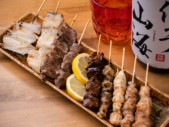 朝締めの鶏をすぐに串打ちして焼き上げる『串もの』盛り合わせ