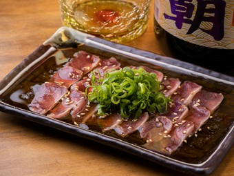 コリコリした食感とさっぱりした味わいがクセになる、『鶏ズリ刺』