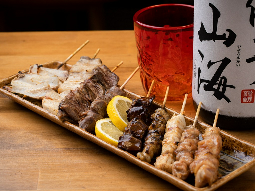 朝締めの鶏肉を使った、串もの9品の盛り合わせ例