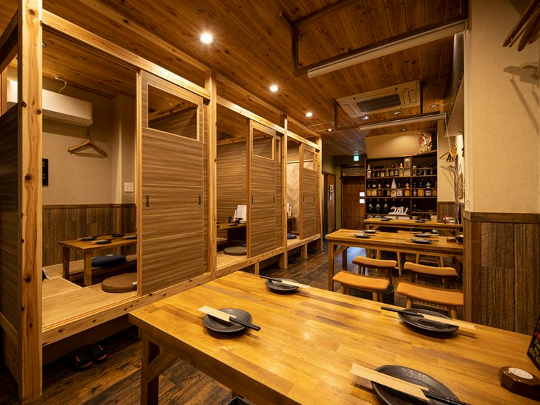 木のぬくもりが優しい、【居酒屋 喜】のインテリア