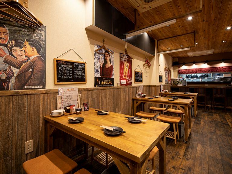 レトロなイラストのポスターが程よいアクセントになる店内