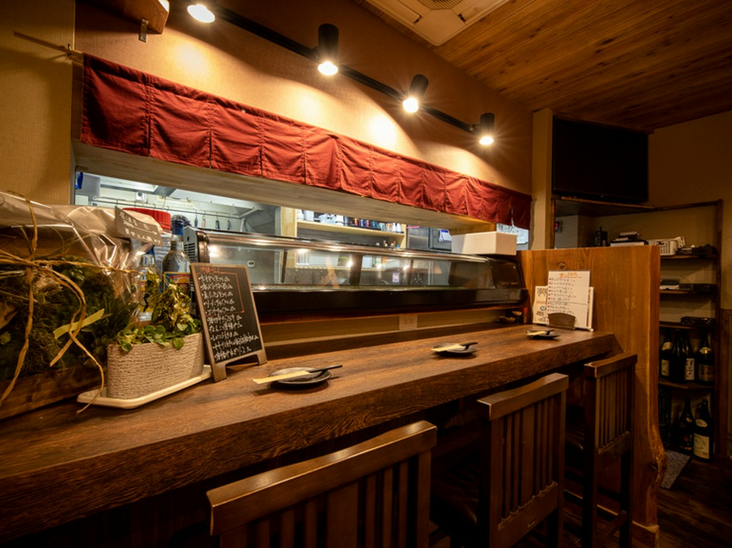 調理の様子が見えるカンター席も用意