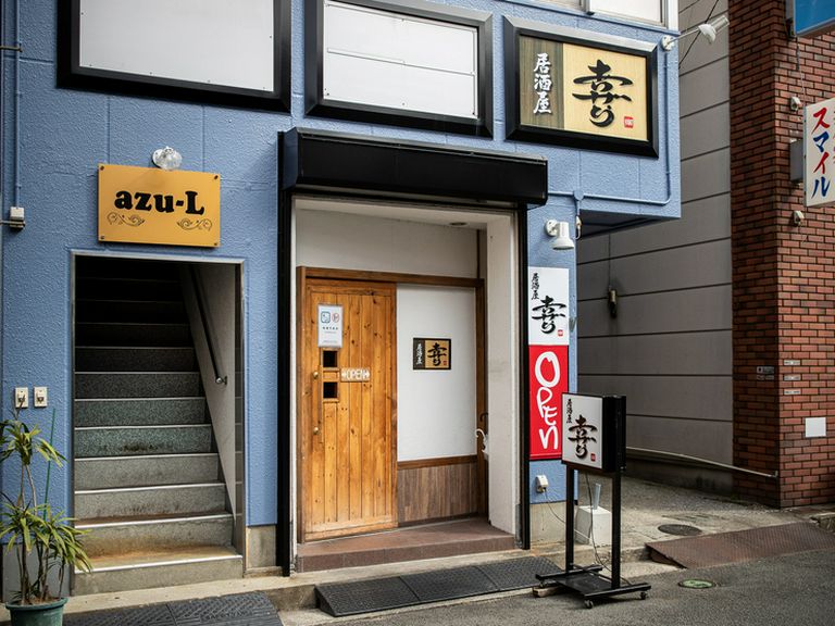 木製のドアが目印のエントランス