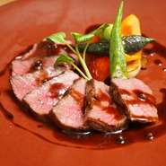 適度な霜降りと噛みしめると肉の旨みが口中に広がる淡路牛。赤ワインベースの有馬山椒のソースで