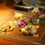 前菜は10種類ほど用意されているため、ゲスト自身で食べたい前菜を選んでも良し、料理人におまかせしても良し。どちらにしても、食材も調理法も異なる5種類をお楽しみいただけます。