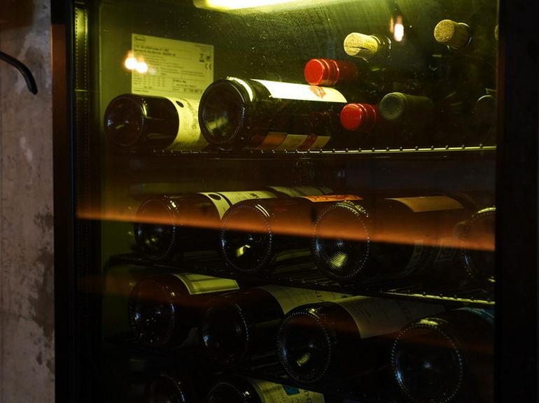 セラーにて適正に管理されているワイン