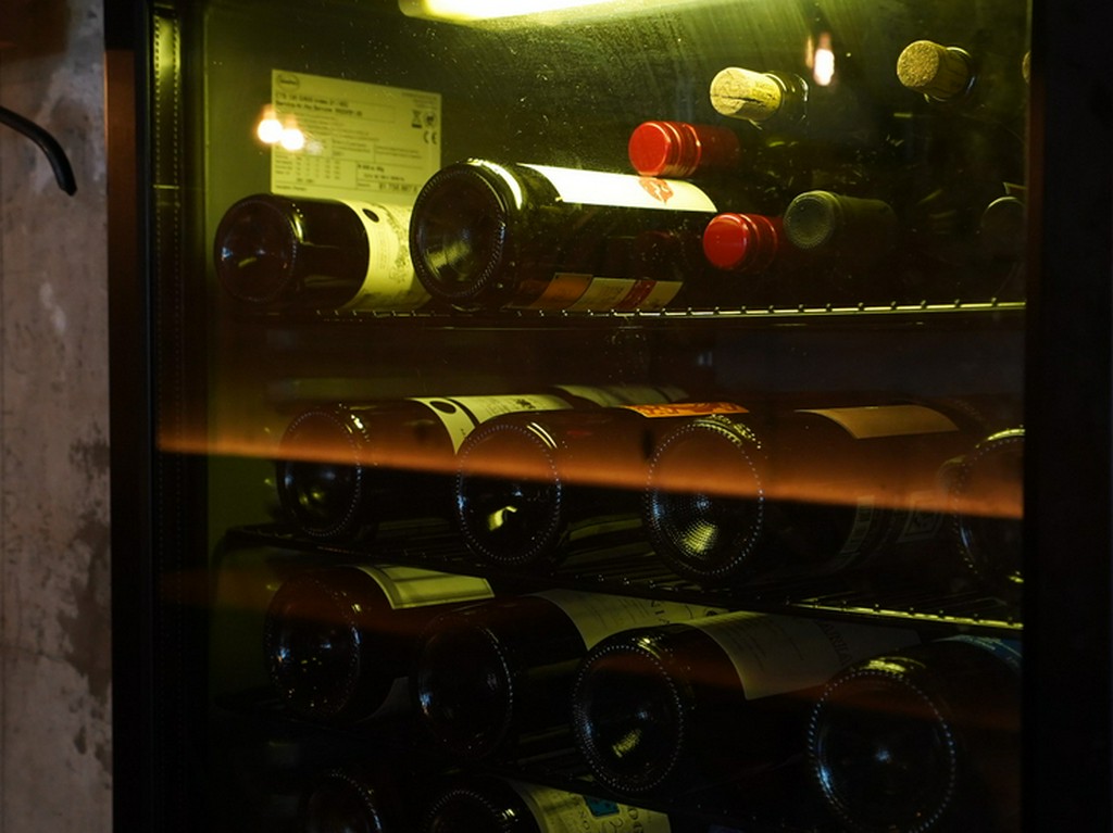 セラーにて適正に管理されているワイン