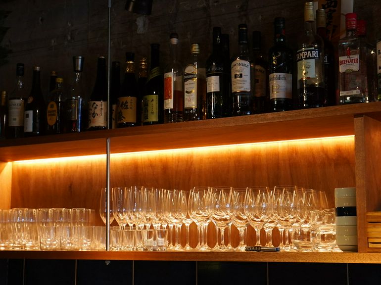 光が反射するほど磨き上げたグラス