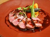 適度な霜降りと噛みしめると肉の旨みが口中に広がる淡路牛。赤ワインベースの有馬山椒のソースで