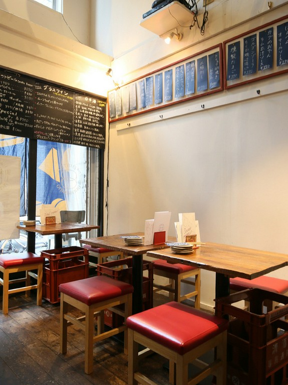 ちょっと一杯ひっかけるのにもピッタリのテーブル席