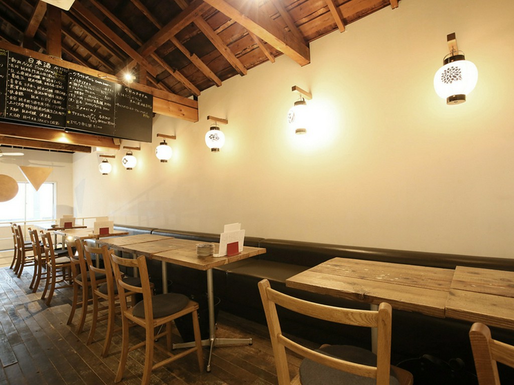 お一人様から大人数まで対応できるテーブル席