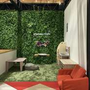 お子様が楽しく過ごせる工夫がいっぱい！テレビを見たり、絵本を読んだり、写真スポットがあったり。リトミックなど親子で楽しめるイベントも開催しています。