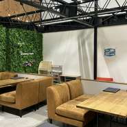 広いスペースを活かしきれるように、テーブルもソファーも椅子も全てゆったりとしたつくりのものが配置されています。居心地が良いので、ついつい長居してしまいそう…。