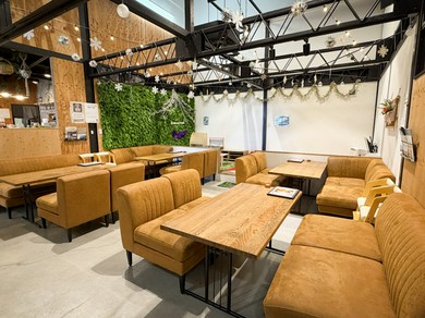 高い天井と広々として開放的な空間が広がる