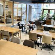 座り心地の良いソファー席は、小さな子どもを連れたファミリーにもオススメ。出入口にはスロープを設け店内には段差もないため、ベビーカーや車いすの方も簡単に入店できます。