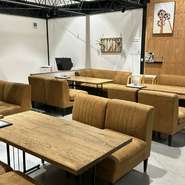 木の温もりを感じられる可愛らしいカフェなので、特別なデートにぴったり。アクセサリーや雑貨を販売しているスペースがあるため、今日の思い出と一緒に買って帰りませんか？