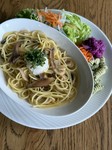 わらびときのこを使用し、醤油と「焼津産かつお」のだしの風味を効かせた和風パスタ。