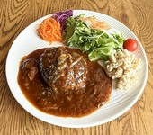 お肉にこだわった自家製手ごねハンバーグ。
濃厚で深い味わいのデミグラスソースでお召し上がりください。
