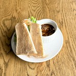 シナモンがたくさんかかったトーストです。
ドリンク代のみ