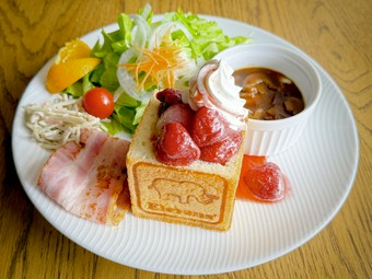 いちごジャム食パン