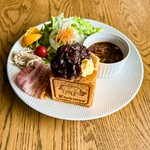 手作り食パン+手作り小倉ペースト+小鉢4つ+デザート。
小倉ペーストがたっぷりのっています。
ドリンク代+350円