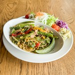 醤油ベースのオイルソースに黒こしょうが効いた後引く味わい。
コーン、きざみおくら、パプリカ、スナップエンドウの夏を代表するお野菜をふんだんに使用しています。