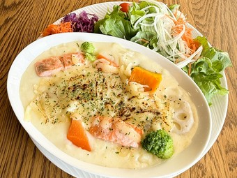【２月限定ランチ】サーモンと具だくさんonチーズクリーミーシチュー