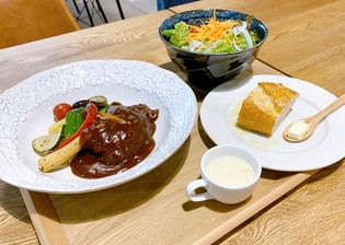 たっぷりの肉汁と特製ソースが絶品『ハンバーグ』