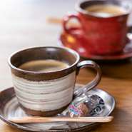 スタッフ全員、居心地の良い空間づくりを大切にしています。食後のコーヒーをゆったり飲んでもらえるような、カフェタイムをゆっくり楽しんでもらえるような接客を心がけています。