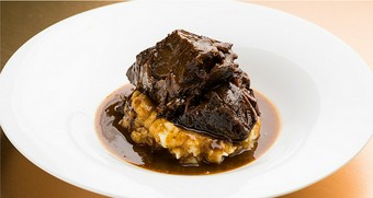 牛ほほ肉の赤ワイン煮込み