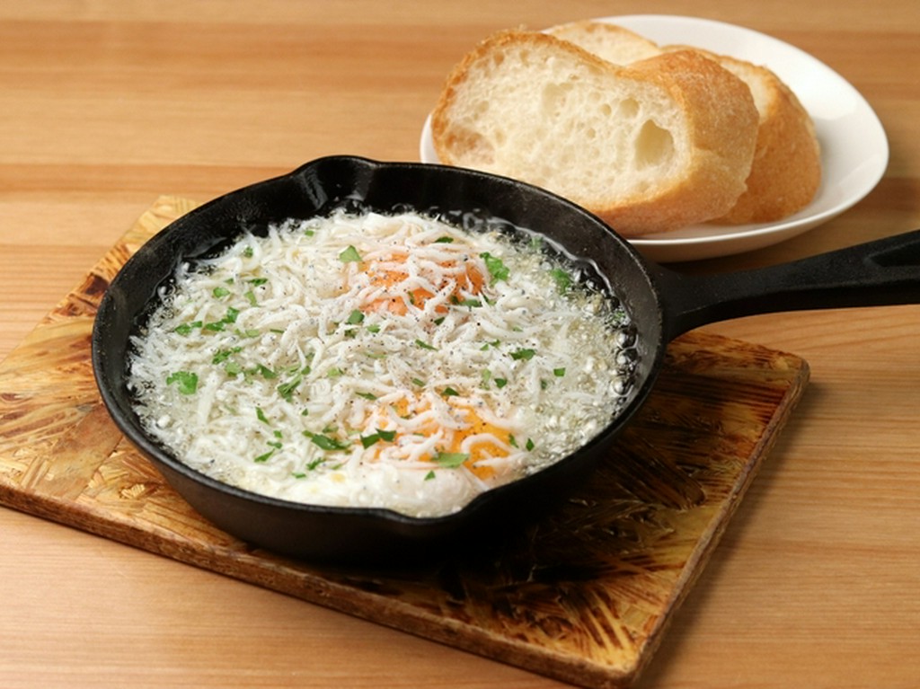 シラスと卵のアヒージョ