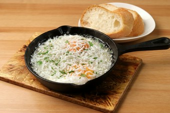 シラスと卵のアヒージョ