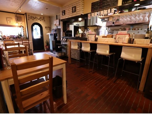 カウンター4席、テーブル席10席、半個室6席