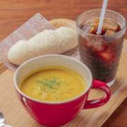 厳選お野菜使用！こだわりの優しいスープです。セットのパンは追加料金無しで乳卵不使用のアレルギー対応パンにも変更可能です。