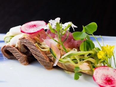 山里で育った猪や鹿を、和テイストのジビエ料理で食す