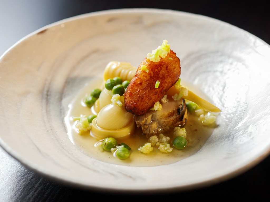 『揚げじゃがいもまんじゅう』はどこかなつかしい、素朴な味わい。丹波豚や季節がわりの山菜、根菜とともに