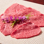 極上希少部位をふんだんに盛り込んだ極みコース。霜降りのお肉が好きという方におすすめのコースです。