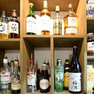 ウイスキーや各種リキュールを中心とした、バラエティ豊かなドリンクメニュー。メニュー以外のカクテルリクエストも可能です。当日オススメの日本酒やワインも用意。飽きさせないお店づくりが魅力的です。